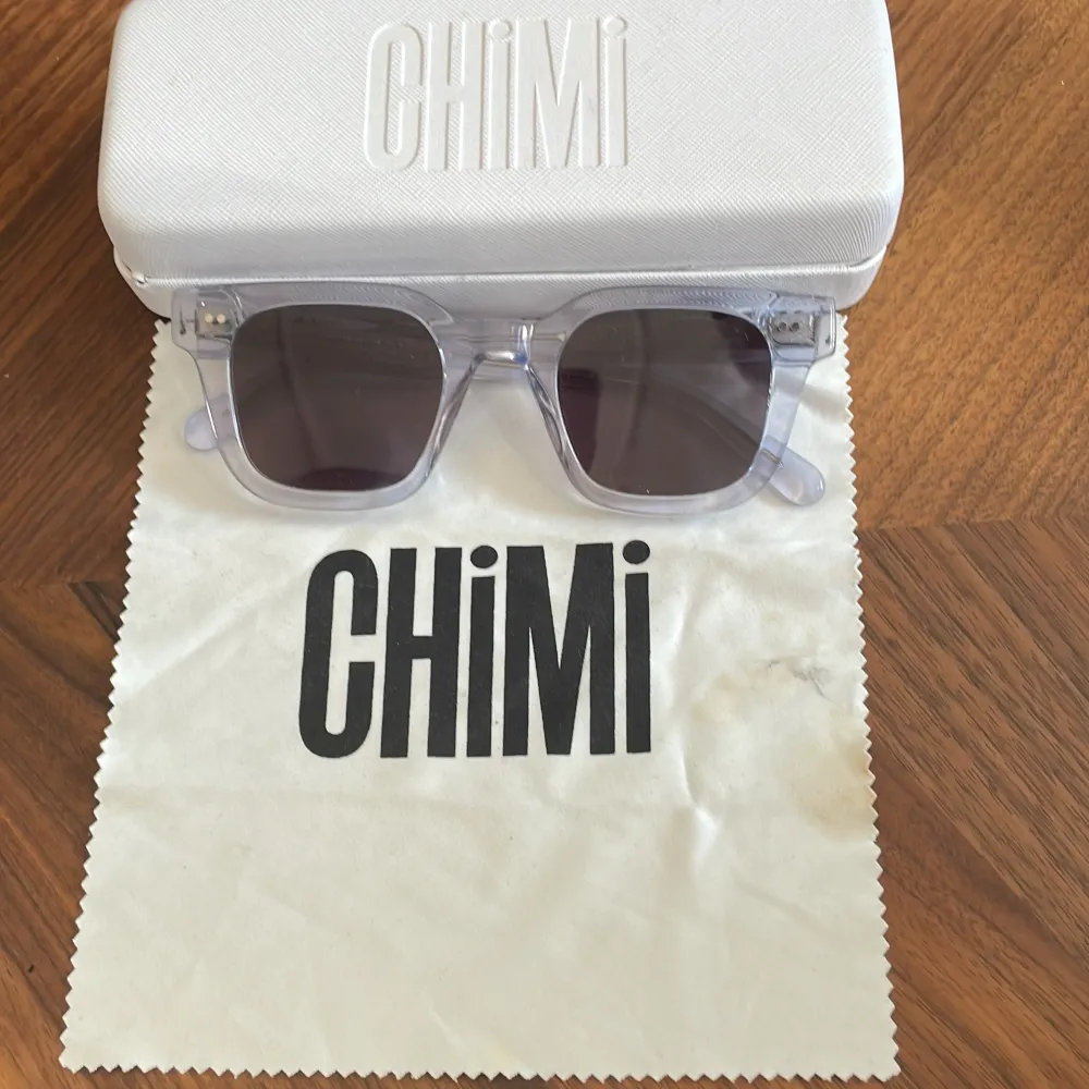 Ett par Chimi 04. 6-7/10 skick, inget trasigt med glasögonen men fodralets insida uppre sida kan lossna. Går att fixa med lim. Accessoarer.