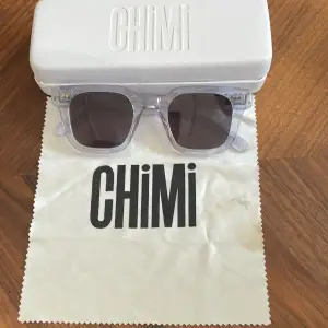 Ett par Chimi 04. 6-7/10 skick, inget trasigt med glasögonen men fodralets insida uppre sida kan lossna. Går att fixa med lim