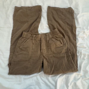 cargobyxor - supersnygga cargo byxor från urban outfitters!!  köpta nån gång under 2022 men inte kommit till så mycket användning  stl xxs men passar någon med stl 34 också då de är stretchiga