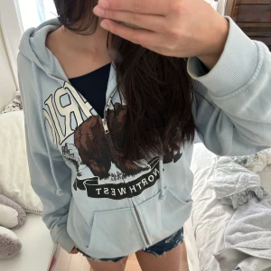 zipup/kofta - söt kofta helt oanvänd  den sitter lite oversized för att vara xs, så den passar även strlk s skriv för frågor, priset kan diskuteras🩷🩷