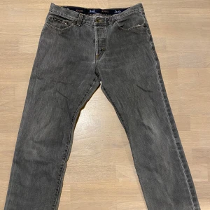 Dolce&gabbana  - Riktigt snygga dolce&gabbana jeans, bra skick och sjyssta detaljer. Nypris 4000! Sitter som storlek 30/30