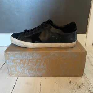 Golden goose  - Hej! Säljer nu mina riktigt fina Golden goose skor som jag fick i present. Säljer dom för dom ej passar och har inte ett sånt stort intresse av stilen. Priset kan sänkas vid snabb affär!