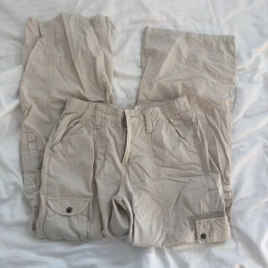 beiga cargobyxor - helt oanvända cargobyxor från urban outfitters , köpa förra året