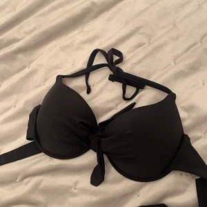 Bikini topp - Jättefina bikini toppar i färgen nlå och svart. Aldrig använda bara testade säljer pg för små k kupan. Den blåa är push up, den svarta är inte push up utan helt vanlig. ❣️❣️
