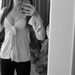 Design by si tröja - köpte i slutet av sommaren, använde i början men använder inte längre, har sytt den i armhålan då den va sönder när jag fick den. Inget man märker nu.