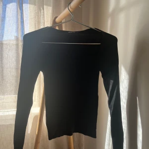 Långärmad topp - Svart långärmad topp från Gina tricot. Har använts 1 gång och är i storlek s.