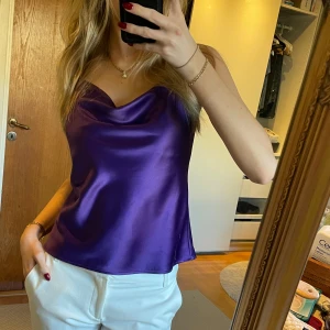 Satin topp - Såå himla fin och elegant satin topp från ONLY. Perfekt till finare sammanhang men också fest. Ansvänd 1 gång