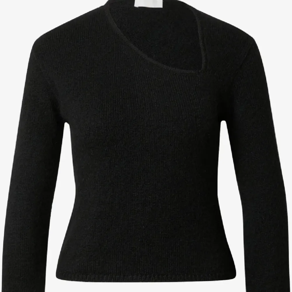 Säljer denna jättesnygga svarta stickade tröja med en en skuren urringning. Har endast använt den 1 gång och den är som ny, nypris 569kr🌟🌟. Tröjor & Koftor.
