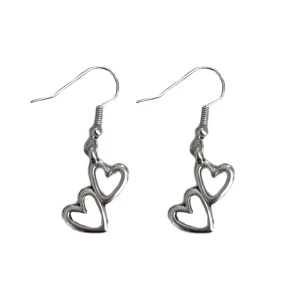 Hjärtörhängen - Säljer dessa handgjorda smycken! Frakt ingår.  Hör av er för fler bilder, frågor eller om ni vill köpa. 💗 Fraktar alltid inom 24 timmar. ☀️🫧