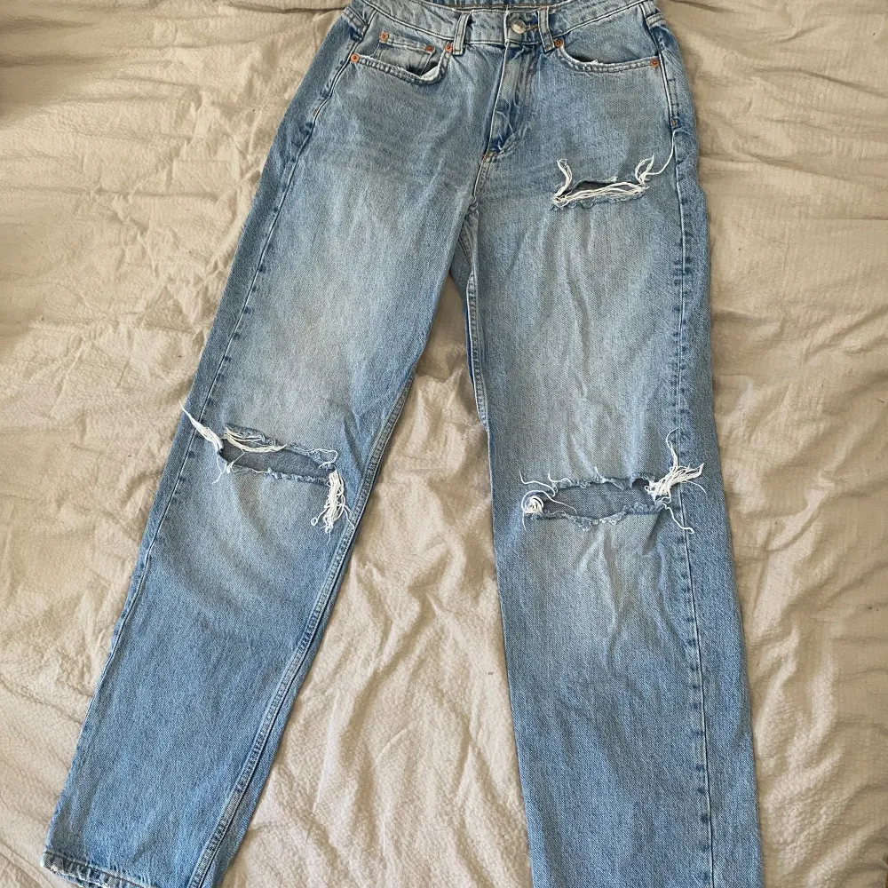 Jeans från Gina tricot i storlek 36🩵 Liten fläck på låret men inget jättesynligt. Jeans & Byxor.