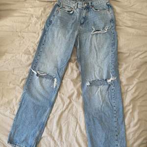 Jeans från Gina tricot i storlek 36🩵 Liten fläck på låret men inget jättesynligt
