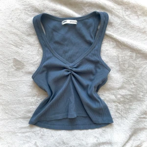 Blått / turkost topp - Topp från pull & bear i fint skick. Detaljen på bild 2 är handsydd men fortfarande toppen kvalite. Storlek S men passar även som XS🩷