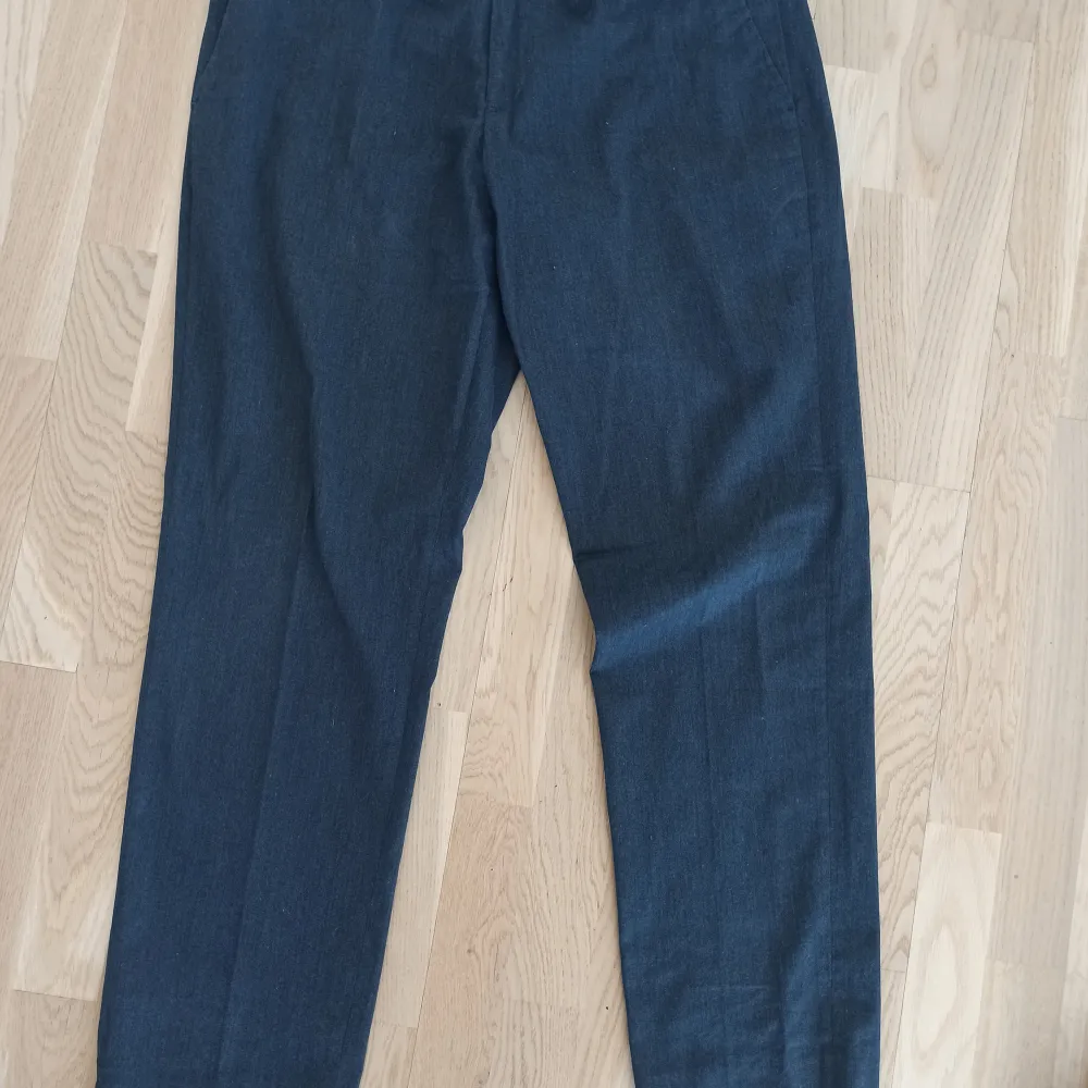 Två stycken snygga marinblå kostymbyxor från dressmann!  Stl W36 L32, båda två.  De är helt nya och aldrig använda.  Köp ett par för 150 eller båda för 250🌟. Jeans & Byxor.