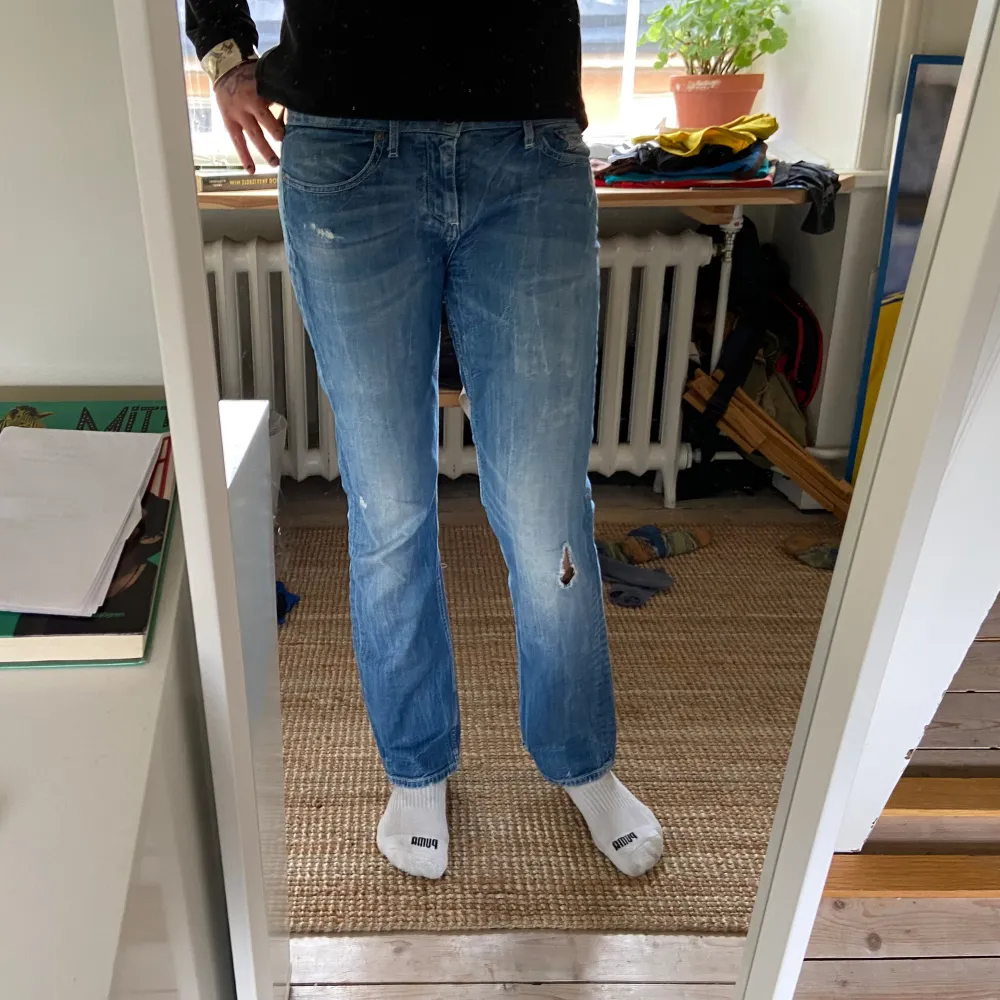Jättefina lågmidjade jeans från Tommy Hilfiger. Midjemått tvärs över 41cm, lite korta på mig som är 174cm.  Uppskattar storleken till W28. Pris kan alltid diskuteras!. Jeans & Byxor.