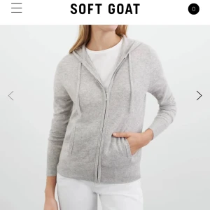 Soft goat zip-hoodie - Luvtröja med dragkedja. Passar s/m . 100% kashmir. Inga slitningar!💕Ny pris: 2 500kr🩷