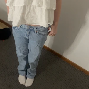 Lågmidjade raka jeans💙 - Jeans från Weekday i modellen ”arrow low”💗 säljer pga alldeles för små för mig (min syster på bilden)