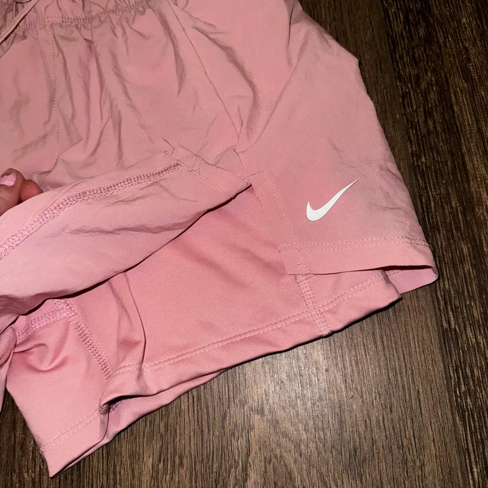 Ett par rosa Nike Tränings shorts! De är två shorts, underst ett par tighta sen överst ett par luftiga! Aldrig använda! Priset kan diskuteras!☺️💕. Shorts.