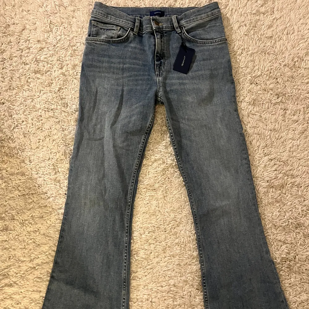 Säljer dessa lågmidjade jeans från Gant i modellen bootcut/flare. Helt nya och oanvända med prislappen på (kommer inte till användning). Är i storlek 15 år (170 — xs/s). Skriv för frågor eller fler bilder💖. Jeans & Byxor.