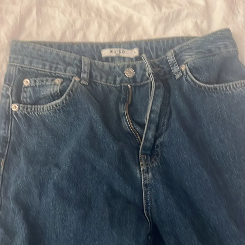 Säljer NAKD mörkblåa wide leg jeans, köpte de för 2 år sen och har aldrig använt eftersom de inte passade mig. . Jeans & Byxor.