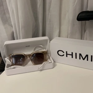 Chimi 04 beige - Säljer mina chimis som är i toppskick, inga repor eller andra skador. Kvitto och fler bilder finns, det är bara att höra av er vid frågor om produkten och annat! Box, glasögon caset och påsen medföljer självklart vid köp!