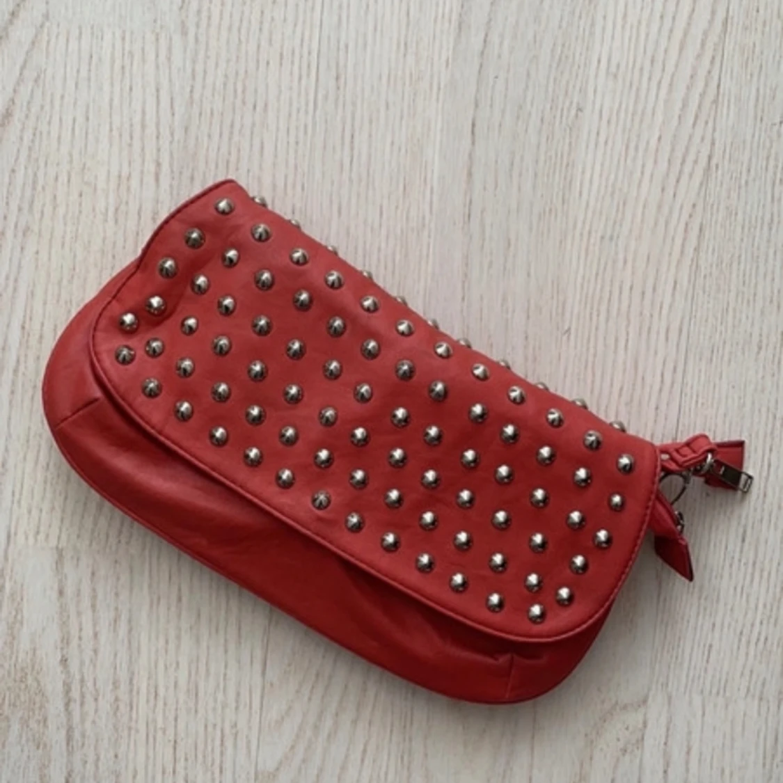 Vintage röd väska med nitar - 90