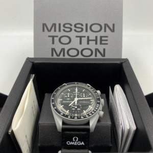 Hej jag säljer en klocka från kollektionen Moonswatch som är ett samarbete mellan omega och swatch. Klockan är helt orörd och har inte ens tagits ur lådan, perfekt deadstock skick alltså, 10/10. Kvitto finns