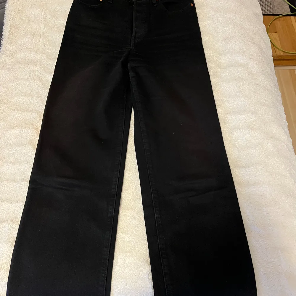 Svarta levis jeans med otroligt fin passform. Sitter tajt vid lår och rumpa och raka vid benen, jeansen är ankellånga. . Jeans & Byxor.