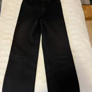 Svarta levis jeans med otroligt fin passform. Sitter tajt vid lår och rumpa och raka vid benen, jeansen är ankellånga. 