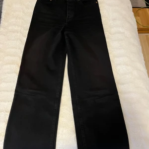 Svarta levi’s jeans  - Svarta levis jeans med otroligt fin passform. Sitter tajt vid lår och rumpa och raka vid benen, jeansen är ankellånga. 