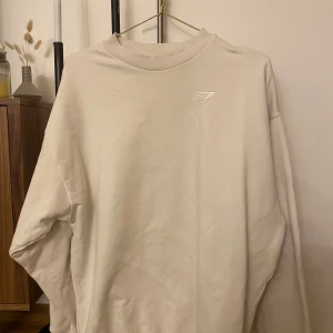 Sweatshirt - Gymshark  - Sweatshirt från Gymshark i fint skick! Använd fåtal gånger. Tröjan ska vara oversized i passformen. Köpt för 449, säljer för 180 🫶🏽