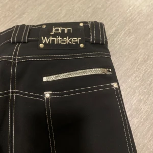 John Whitaker ridbyxor  - Fina svarta John Whitaker ridbyxor med fleece på innersida, i strl. XS (32) sparsamt använda men dragkedjans handtag är trasig på bakfickan men annars i fint skick. 