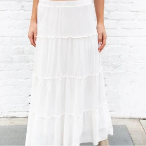 lågmidjad långkjol  - vit lågmidjad långkjol från brandy melville, helst slutsåld i butik. kjolen är i en one size men skulle säga att den motsvarar en xs-s. den ör inte alls genomskinlig💕