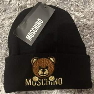 Moschino mössa svart Kan mötas i sthlm Kan frakta