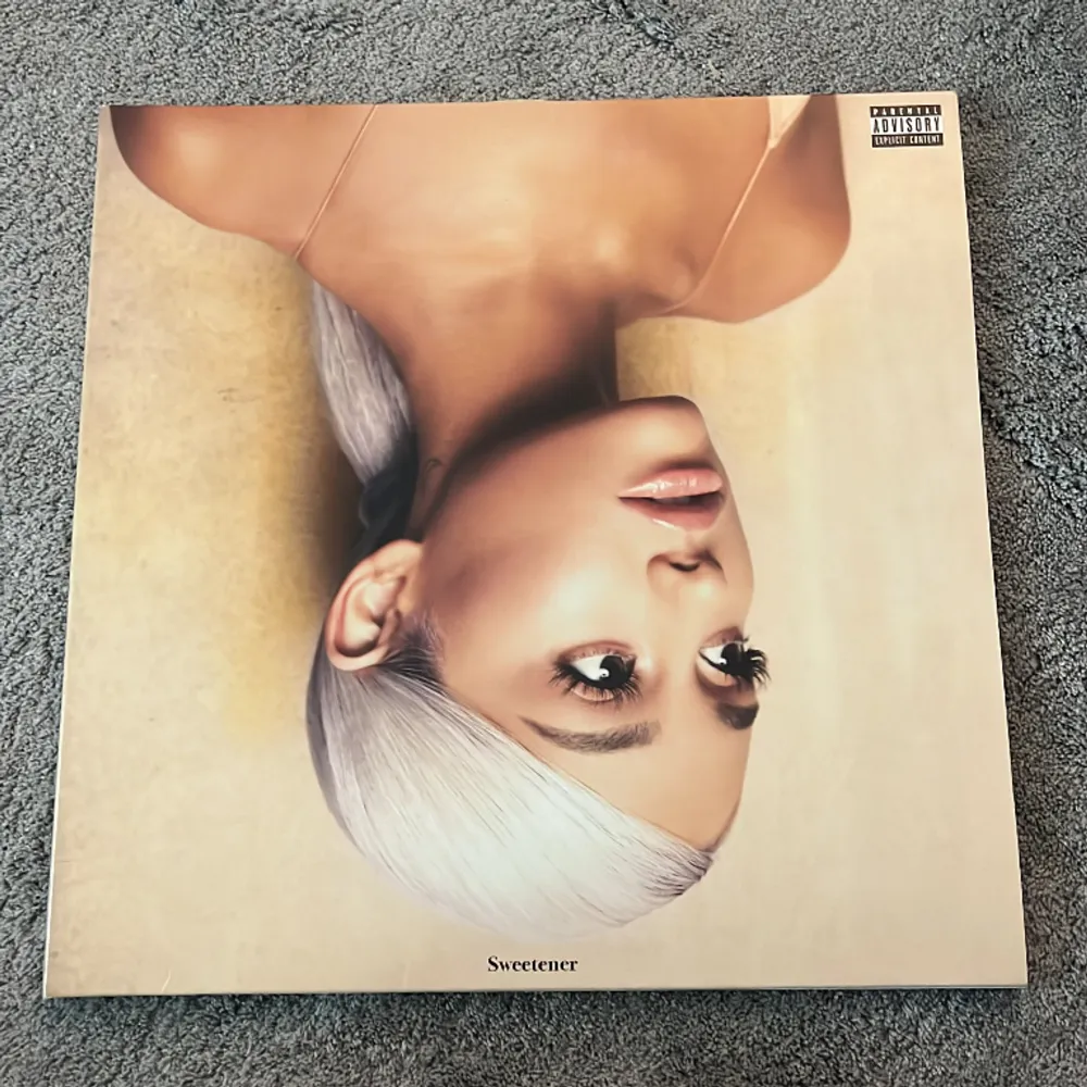 Sweetener - Ariana Grande 2lp Inga repor, dock hör man ”vinyl ljud” i början av första låten (raindrops) men genom resten av albumet är ljudet toppen! Köpt för 539kr på bengans. Övrigt.