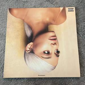 Sweetener - Ariana Grande 2lp Inga repor, dock hör man ”vinyl ljud” i början av första låten (raindrops) men genom resten av albumet är ljudet toppen! Köpt för 539kr på bengans