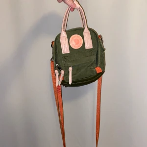 Fjällräven x acne studios 💚 - Jätte snygg väska ifrån fjällräven x acne studios, är dock lite osäker om den är riktig men oavsett är den så fin! 💚