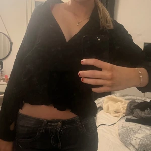 skjorta/topp - svart skjorta/topp från zara, skrynklig men kan strykas, knyt i midjan. 💖tryck gärna köp nu!💖