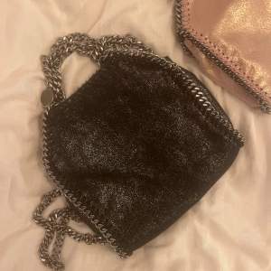 Intressekoll på min finaste Stella McCartney väska, tiny 💋💋💋