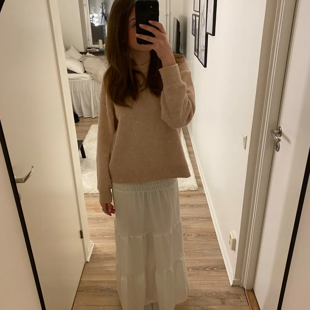 Lång vit kjol från Gina Young💗 säljer den a pågrund av att den är för kort för mig. Köptes förra sommaren för ca 249 kr💗 Den är använd ett par fåtal gånger, pris kan diskuteras 💗. Kjolar.