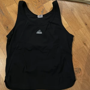 Adidas Sport Topp XS/ S - Säljes i bra skick det står 42 men passar mer 36-38. S/xs   