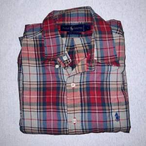 Ralph Lauren Piké - Återpublicerad då den ej är såld!  Ärmsluten (precis vid händerna) är slitna. Finns två hål där bak, precis under vänster ärm.  Skriv om du undrar något!  Rimliga prisförslag välkomnas!  FLER LIKNANDE PLAGG PÅ PROFILEN  91