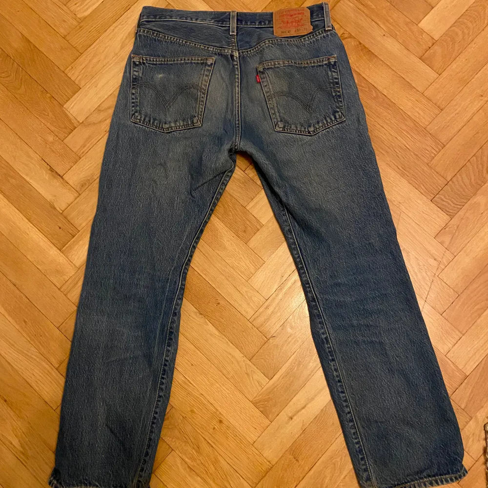 501 jeans som inte används längre då jag har vuxit ur dem.   Storlek W33 L33. Jeans & Byxor.