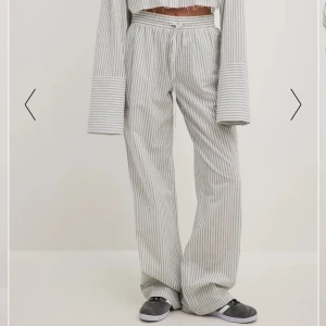 Nakd x Hanna schönberg randiga byxor - Randiga byxor från nakd x Hanna Schönberg. Slutsålda. Använda enstaka gånger, inget att anmärka på