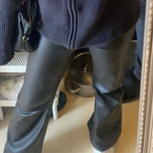 Low waist Skinbyxor  - Svarta low waist skinbyxor med en gylf! Otroligt snygga men tyvärr för stora för mig!🖤🥹