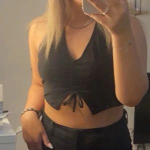 Svart topp - Säljer en svart topp som man knyter ihop bak i nacken. Öppen i ryggen ✨