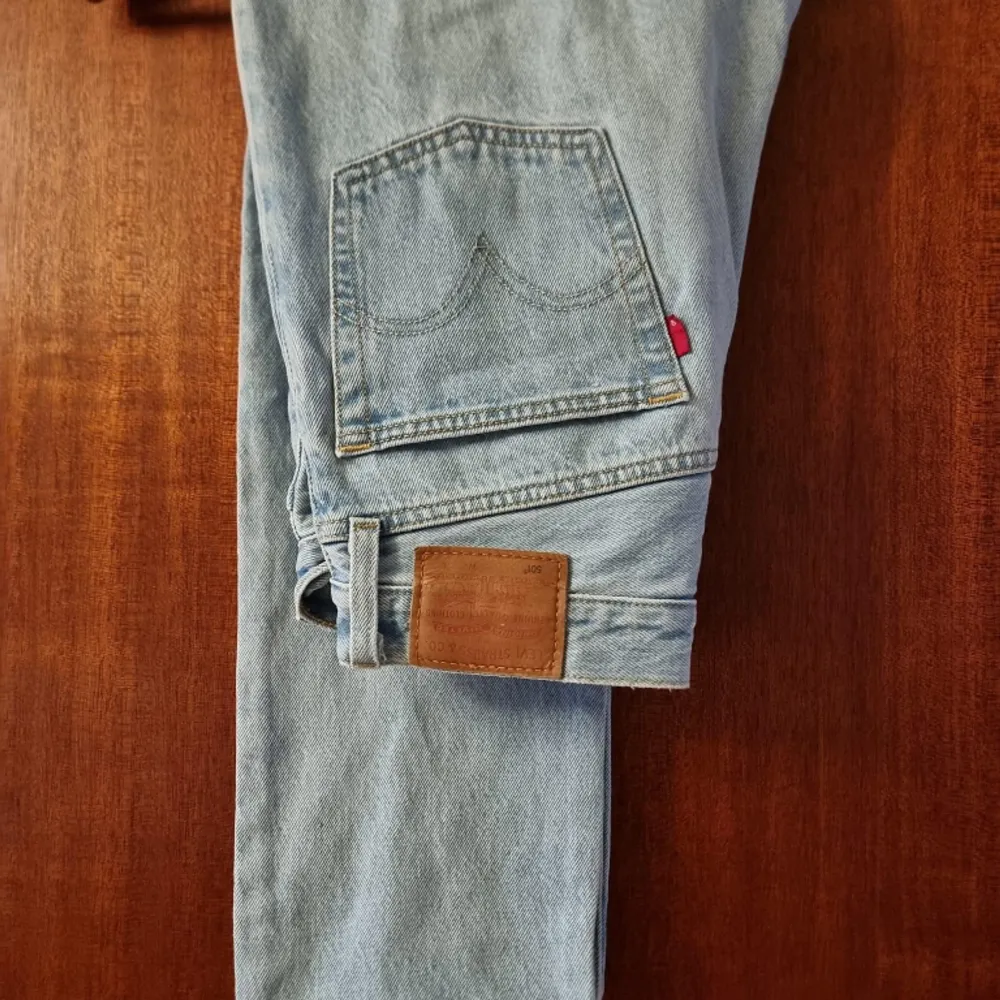 Helt utan anmärkning, använda ett fåtal gånger. Storlek: W26L26 Material: 100% bomull. Jeans & Byxor.
