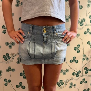 Lågmidjad jeans kjol  - Säljer denna så fina lågmidjade jeans kjol😻😻midjemått 38 cm❤️❤️