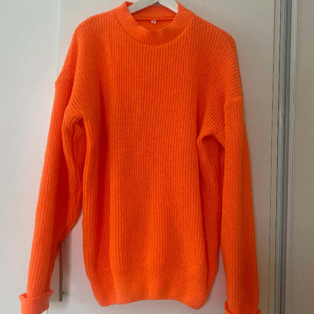 Stickad orange tröja storlek S men stor i storlek så passar S-M. Supersnygg till vita jeans!  I nyskick då den använts endast en gång!. Tröjor & Koftor.