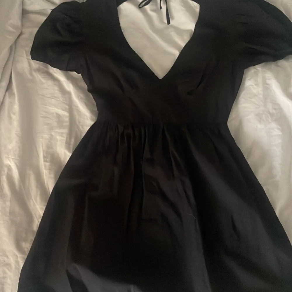 Säljer denna super fina klänningen med en öppen rygg, perfekt inför sommaren🥰☀️. Klänningar.