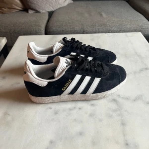 Adidas Gazelle  - Säljer mina Gazelle då de dessvärre inte kommer till användning  Sparsamt använda  Storlek 37 1/3 Köpta för 1249:-  Säljer för 400 